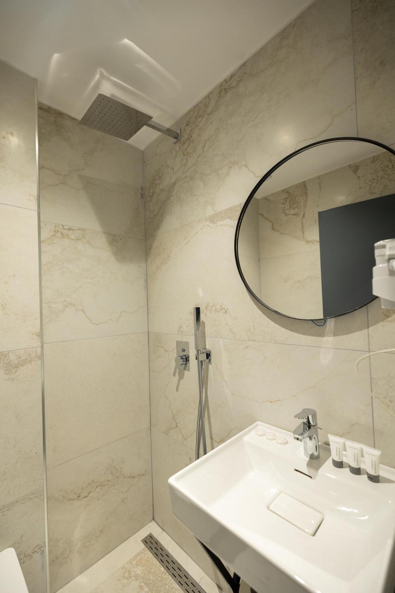 Aglon Twin'S Hotel Vlore Exterior photo